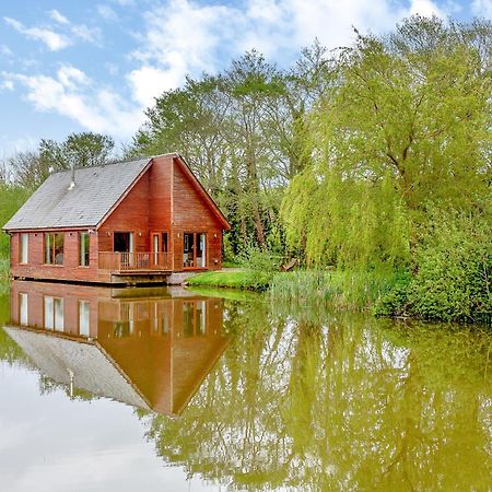 Anglesey Lakeside Lodges Menai Bridge Buitenkant foto