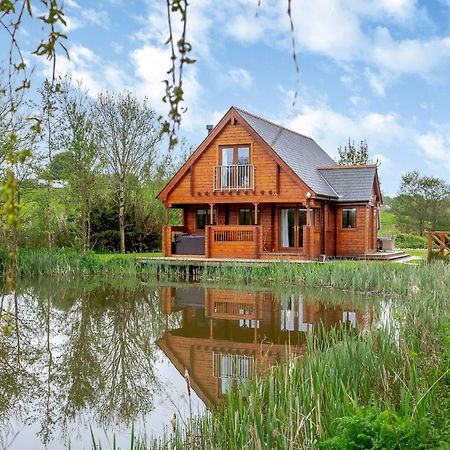 Anglesey Lakeside Lodges Menai Bridge Buitenkant foto